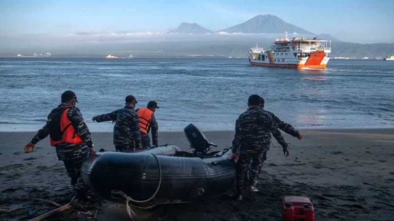 Die indonesische Marine startet die Such- und Rettungsaktion für Opfer der gekenterten Fähre.