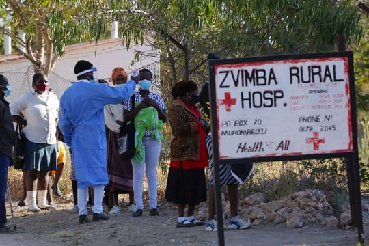 Bewohnern wird in Zvimba, Simbabwe, die Temperatur gemessen, bevor sie sich im örtlichen Krankenhaus behandeln lassen können.