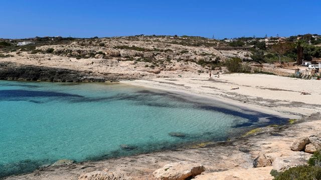Lampedusa ist schon lange ein bevorzugtes Ziel von Migranten. Lampedusa ist schon lange ein bevorzugtes Ziel von Migranten.