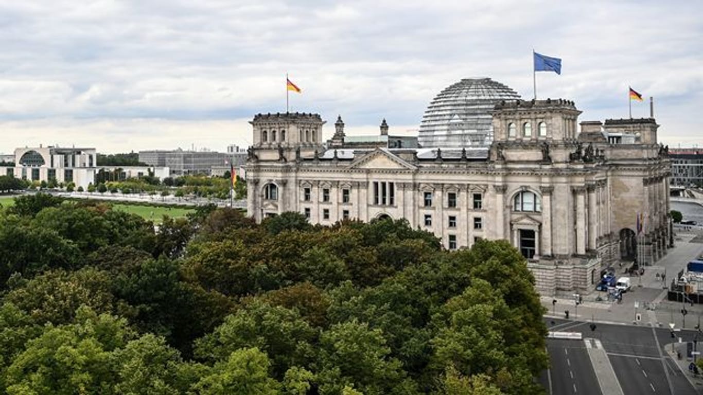 Das Reichstagsgebäude im Berliner Regierungsviertel.