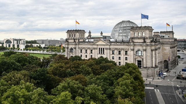 Das Reichstagsgebäude im Berliner Regierungsviertel.