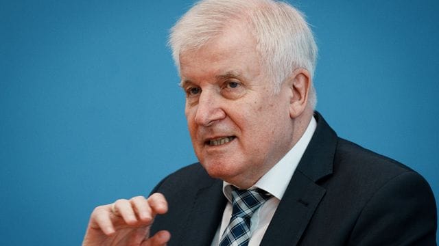 "Ich will die Menschen nicht in Angst und Schrecken versetzen, aber wir dürfen die Gefahren auch nicht verharmlosen": Horst Seehofer. "Ich will die Menschen nicht in Angst und Schrecken versetzen, aber wir dürfen die Gefahren auch nicht verharmlosen": Horst Seehofer.
