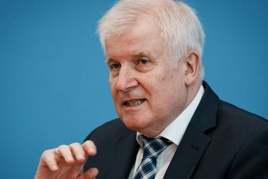 "Ich will die Menschen nicht in Angst und Schrecken versetzen, aber wir dürfen die Gefahren auch nicht verharmlosen": Horst Seehofer.
