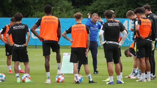 Arminia-Trainer Frank Kramer (M) hat mit Bielefeld das Training wieder aufgenommen. Arminia-Trainer Frank Kramer (M) hat mit Bielefeld das Training wieder aufgenommen.