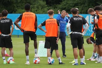 Arminia-Trainer Frank Kramer (M) hat mit Bielefeld das Training wieder aufgenommen.