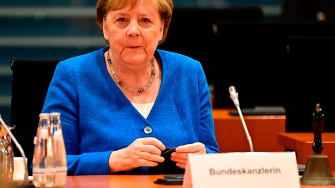 Angela Merkel war nach dem EM-Aus des DFB-Teams "enttäuscht und ein bisschen traurig".