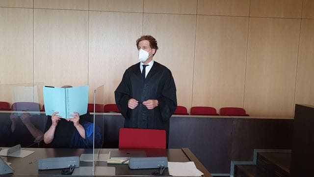 Der Angeklagte neben seinem Verteidiger im Landgericht Düsseldorf.