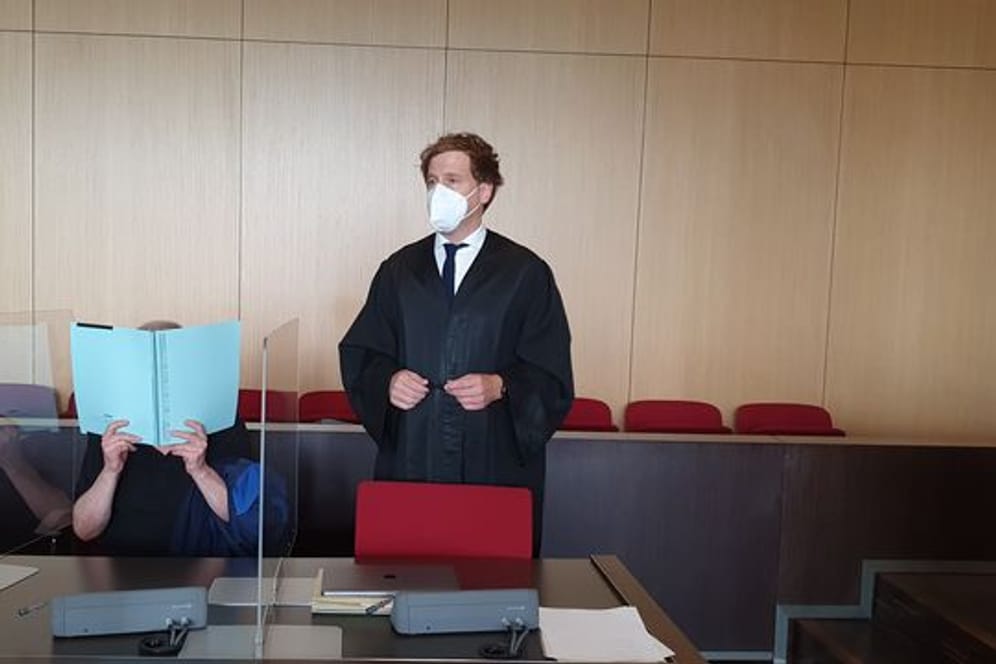 Der Angeklagte neben seinem Verteidiger im Landgericht Düsseldorf.