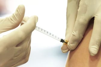 Ein Jugendlicher wird mit dem Serum von Biontech/Pfizer geimpft.