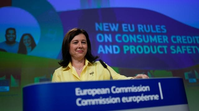 Vera Jourova, Vizepräsidentin der EU-Kommission, spricht bei einer Pressekonferenz.