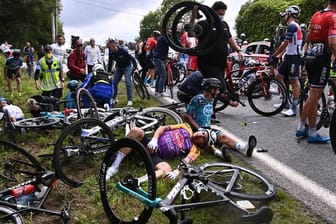 Auf der ersten Tour-Etappe kam es wegen des Pappschilds einer Frau zu einem Massensturz.