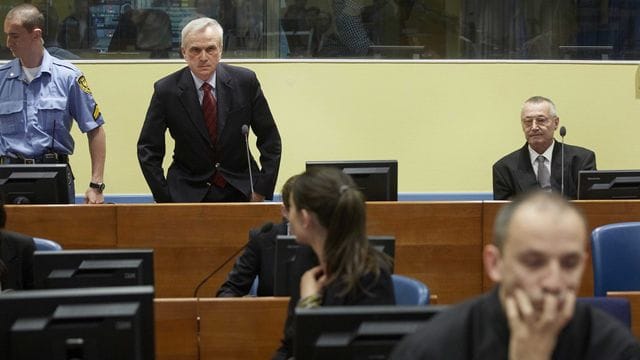 Die ehemaligen Chefs des serbischen Sicherheitsdienstes, Jovica Stanišic (l) und Franko Simatovic (r), sitzen auf der Anklagebank.