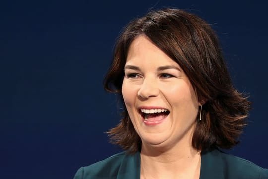 Die Grünen sehen eine Schmutzkampagne gegen ihre Kanzlerkandidatin Annalena Baerbock.