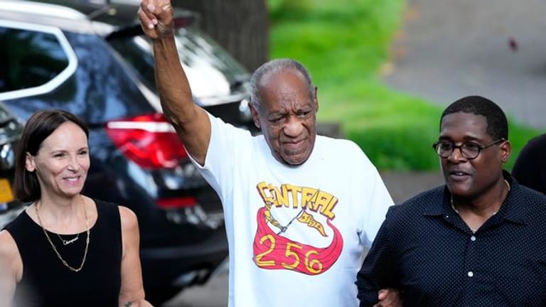 US-Schauspieler Bill Cosby (M) tritt nach seiner Freilassung aus dem Gefängnis vor die Presse.