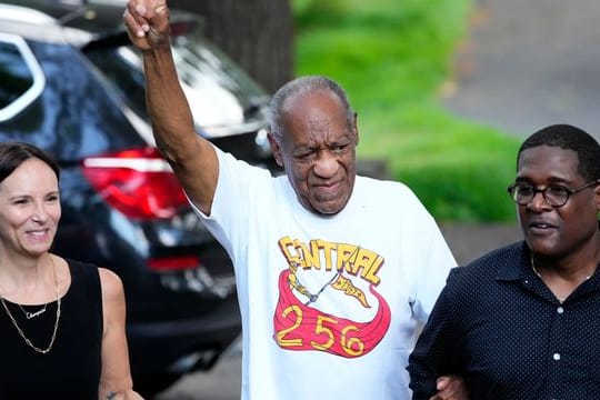 US-Schauspieler Bill Cosby (M) tritt nach seiner Freilassung aus dem Gefängnis vor die Presse.