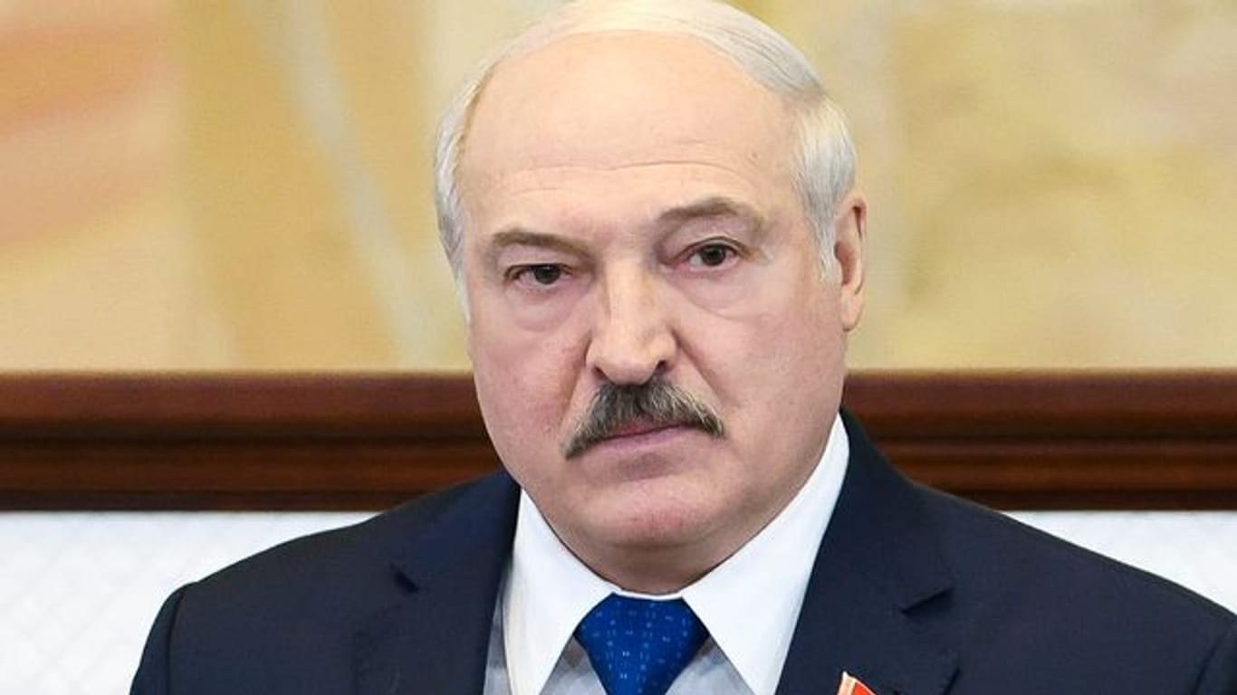 Der belarussische Machthaber Alexander Lukaschenko reagiert mit Gegenmaßnahmen auf EU-Sanktionen.