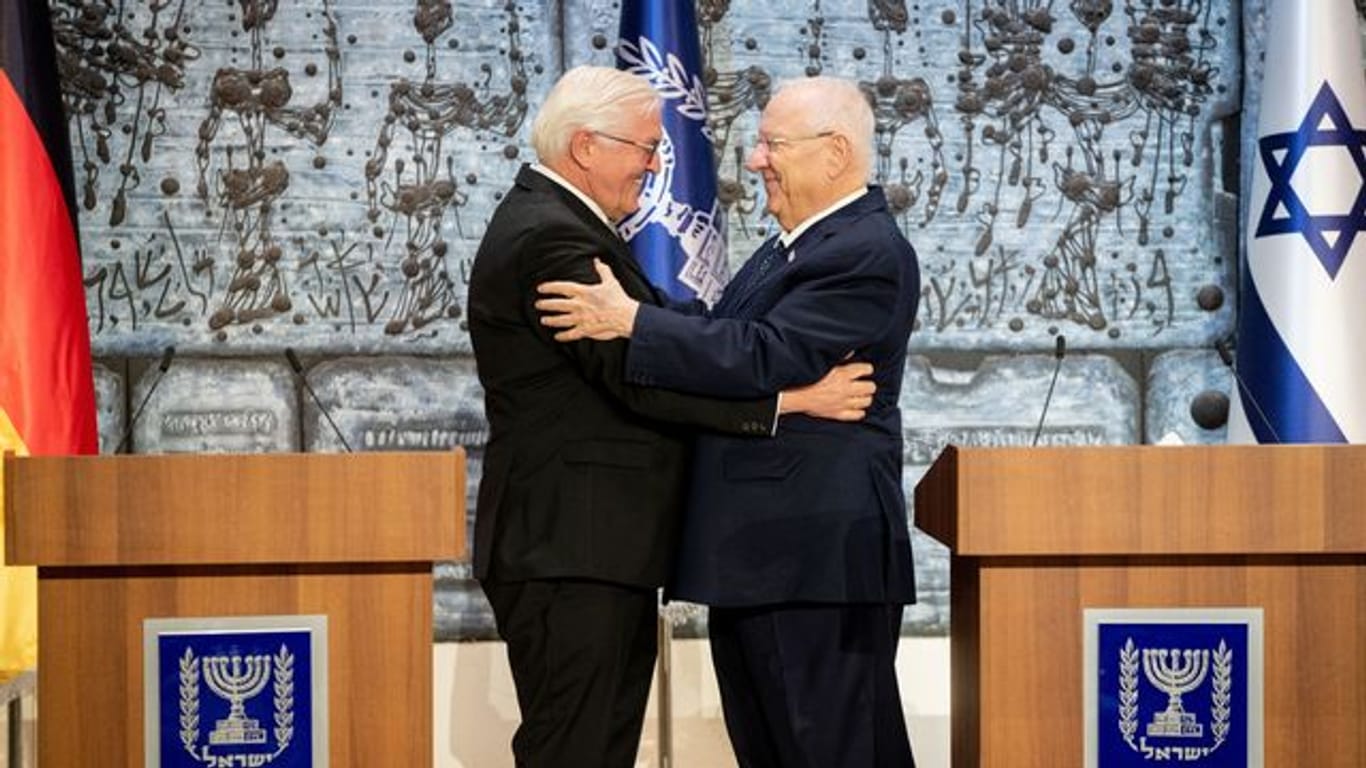 Bundespräsident Frank-Walter Steinmeier (l) und Reuven Rivlin, Staatspräsident von Israel, umarmen sich nach einer Pressekonferenz.