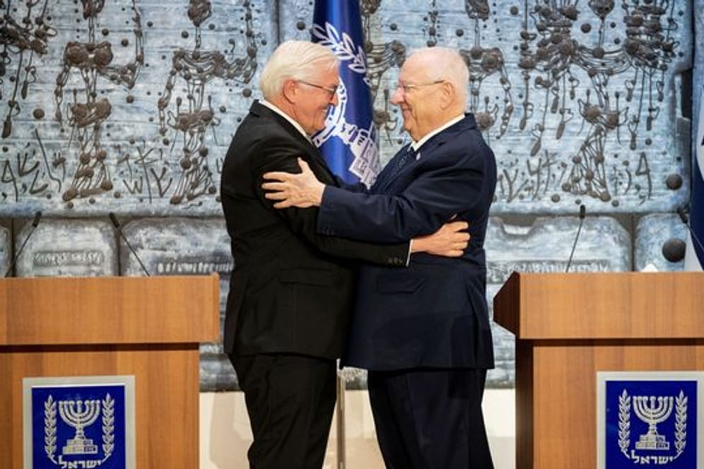 Bundespräsident Frank-Walter Steinmeier (l) und Reuven Rivlin, Staatspräsident von Israel, umarmen sich nach einer Pressekonferenz.