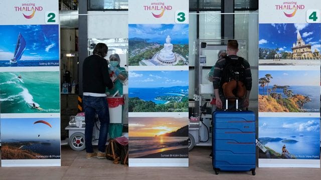 Eine erste Gruppe von Touristen wird nach der Ankunft am Phuket International Airport auf Corona getestet.