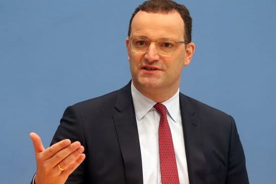 Bundesgesundheitsminister Jens Spahn spricht in der Bundespressekonferenz.