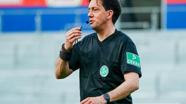 Manuel Gräfe geht juristisch gegen den DFB vor.