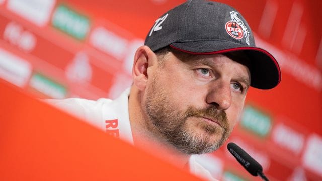 Kölns neuer Cheftrainer Steffen Baumgart sitzt bei seiner Vorstellung auf dem Podium. Kölns neuer Cheftrainer Steffen Baumgart sitzt bei seiner Vorstellung auf dem Podium.