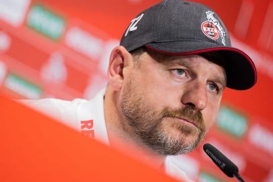 Kölns neuer Cheftrainer Steffen Baumgart sitzt bei seiner Vorstellung auf dem Podium.