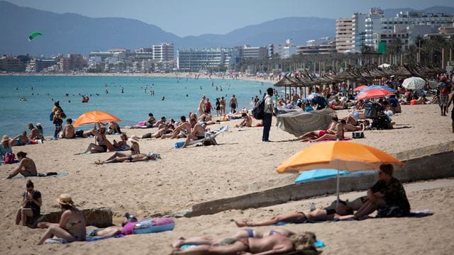 Touristen genießen die Sonne auf Mallorca.