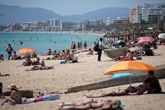 Touristen genießen die Sonne auf Mallorca.