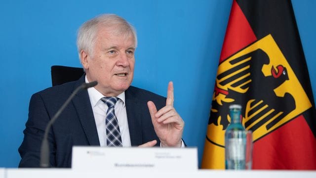 Bundesinnenminister Horst Seehofer (CSU) warnt vor höherer Gewaltbereitschaft durch die Pandemie.