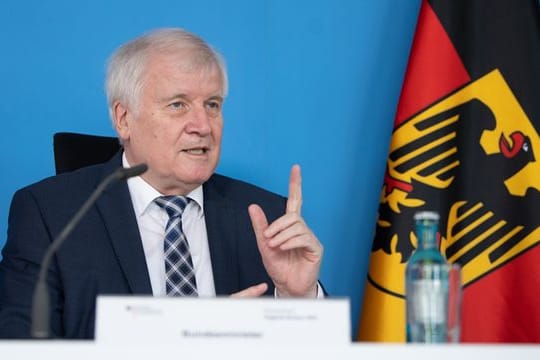 Bundesinnenminister Horst Seehofer (CSU) warnt vor höherer Gewaltbereitschaft durch die Pandemie.