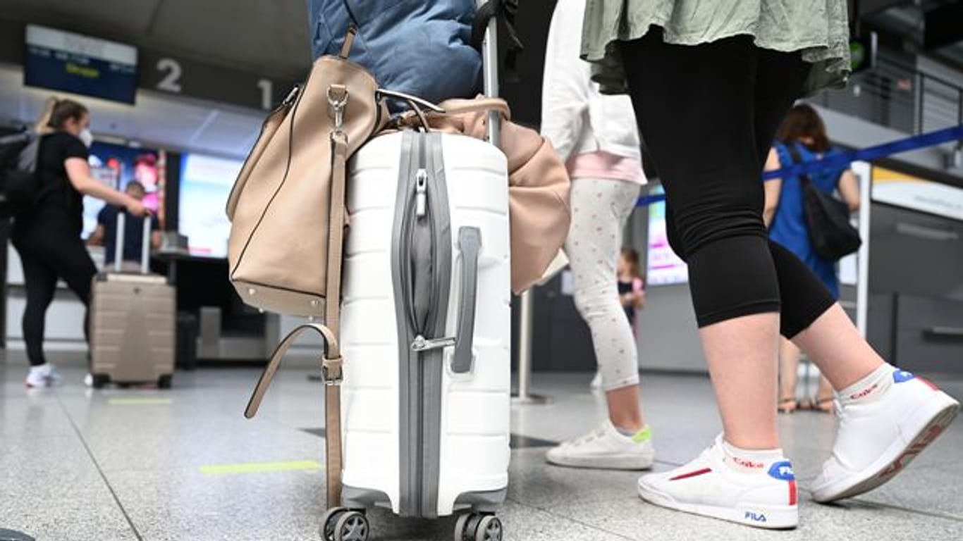 Reisende an einem Flughafen.