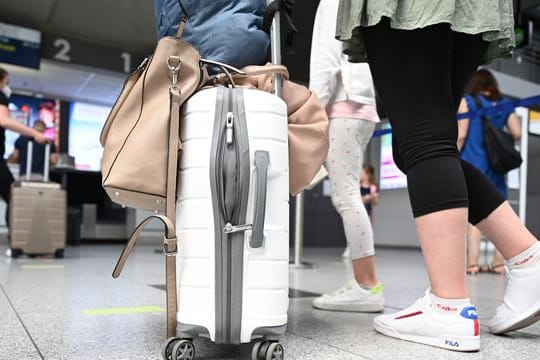 Reisende an einem Flughafen.