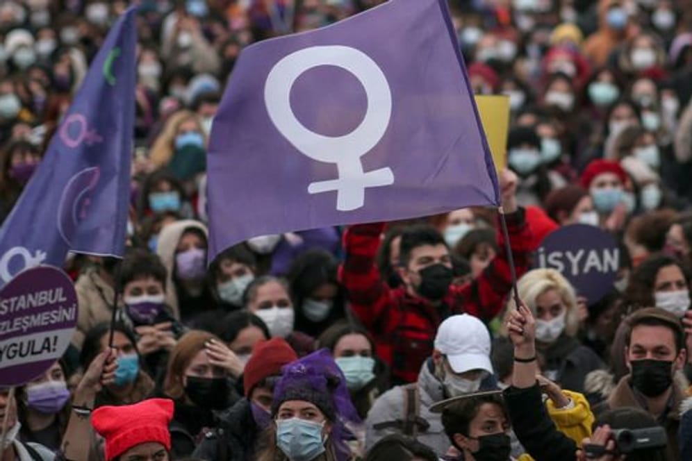 Demonstranten mit feministischen Fahnen bei einer Kundgebung in Istanbul.