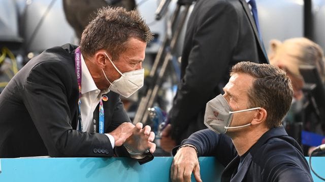Lothar Matthäus (l) spricht vor dem Deutschland-Spiel gegen Frankreich mit Teammanager Oliver Bierhoff. Lothar Matthäus (l) spricht vor dem Deutschland-Spiel gegen Frankreich mit Teammanager Oliver Bierhoff.