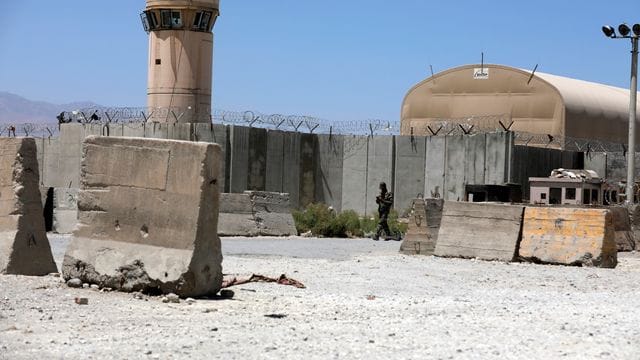 Ein Soldat der afghanischen Armee auf dem Luftwaffenstützpunkt Bagram. Ein Soldat der afghanischen Armee auf dem Luftwaffenstützpunkt Bagram.