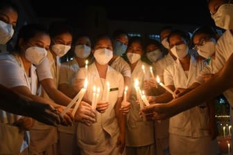Krankenschwestern erinnern mit Kerzen an die verstorbenen Ärzte, die ihr Leben durch Corona verloren haben.