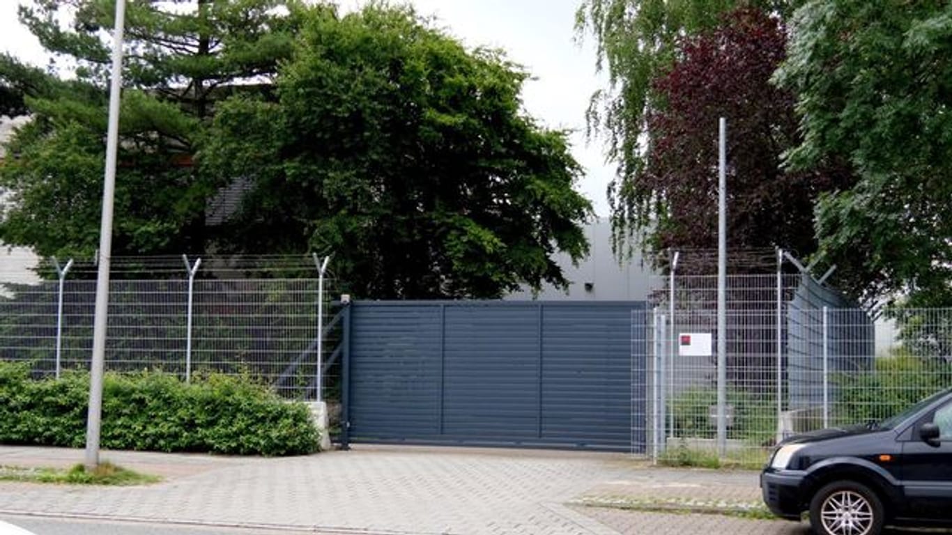 Wo sind die Millionen? Das Tor einer Firma für Geldtransporte in Bremen, aus dem die gesuchte Frau das Geld gestohlen haben soll.