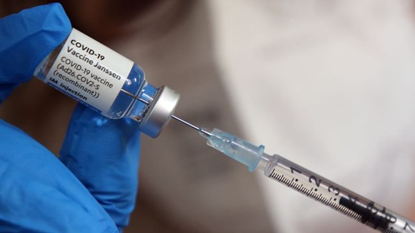 Eine Hausärztin zieht in ihrer Praxis eine Spritze mit Impfstoff des Herstellers Johnson & Johnson auf.