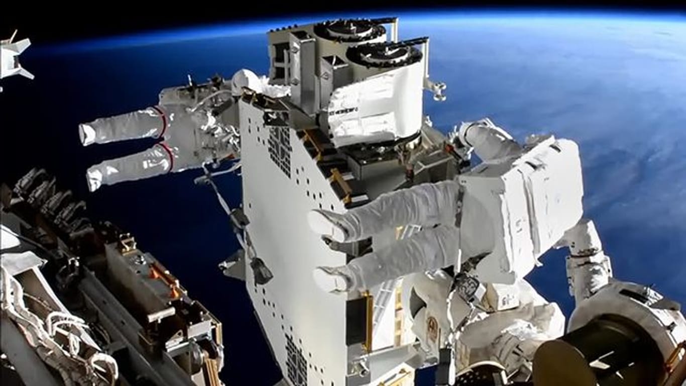 Außeneinsatz an der Solaranlage der Internationalen Raumstation ISS.