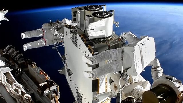 Außeneinsatz an der Solaranlage der Internationalen Raumstation ISS.