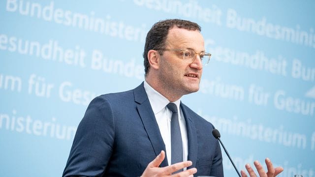 Jens Spahn äußert sich auf einer Pressekonferenz zu den Konsequenzen der Stiko-Empfehlung. Jens Spahn äußert sich auf einer Pressekonferenz zu den Konsequenzen der Stiko-Empfehlung.