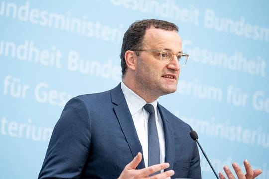 Jens Spahn äußert sich auf einer Pressekonferenz zu den Konsequenzen der Stiko-Empfehlung.