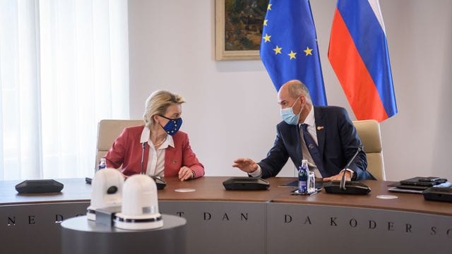 Ursula von der Leyen (l), Präsidentin der EU-Kommission, und Janez Jansa, Ministerpräsident von Slowenien, sitzen während eines bilaterales Treffens zusammen.