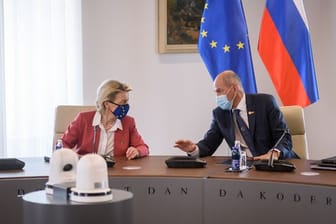 Ursula von der Leyen (l), Präsidentin der EU-Kommission, und Janez Jansa, Ministerpräsident von Slowenien, sitzen während eines bilaterales Treffens zusammen.