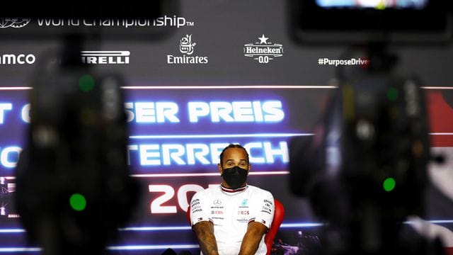 Lewis Hamilton nimmt an einer Pressekonferenz auf dem Red Bull Ring teil.