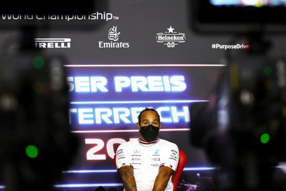 Lewis Hamilton nimmt an einer Pressekonferenz auf dem Red Bull Ring teil.