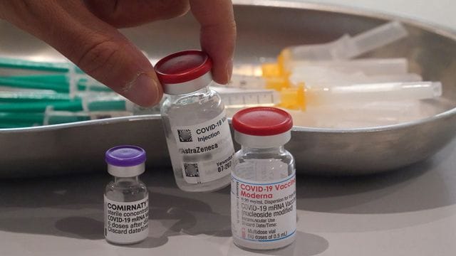 Die Impfstoffe von Biontech/Pfizer, Astrazeneca und Moderna.