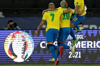 Lucas Paqueta (r) machte mit seinem Tor den Copa-Finaleinzug Brasiliens perfekt.
