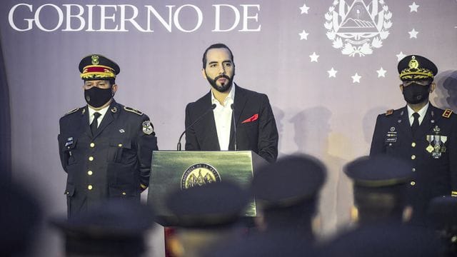 El Salvadors Präsident Nayib Bukele will das beschlagnahmte Parteigebäude zu einer Sporthalle für junge Athleten umfunktionieren. El Salvadors Präsident Nayib Bukele will das beschlagnahmte Parteigebäude zu einer Sporthalle für junge Athleten umfunktionieren.